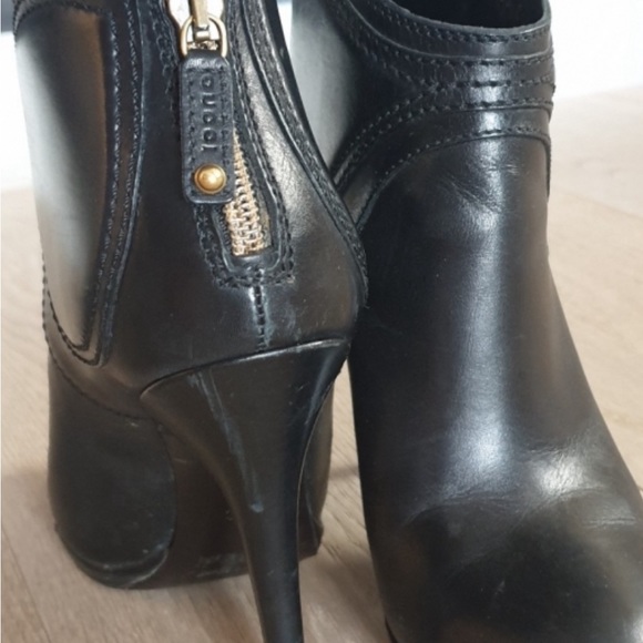 Gucci Leather Hysteria Ankle Boots. - Picture 4 of 4